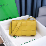 Bottega Veneta 보테가 베네타 카세트백 미듐 B8199 신상