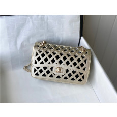 CHANEL 샤* 카프스킨 플랩백 메탈 AS2370