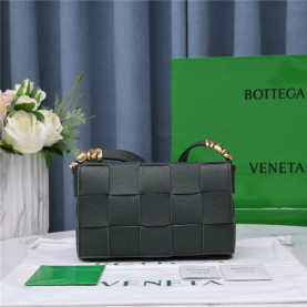 BOTTEGA VENETA 보**베** 카세트백 미듐 B6687