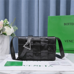 BOTTEGA VENETA 보**베** 남성용 카세트백 B668