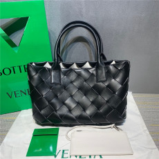 BOTTEGA VENETA 보**베** 미니 토트백 B69321