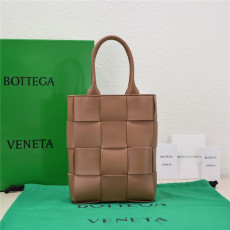 BOTTEGA VENETA 보**베** 미니 토트백 B66880